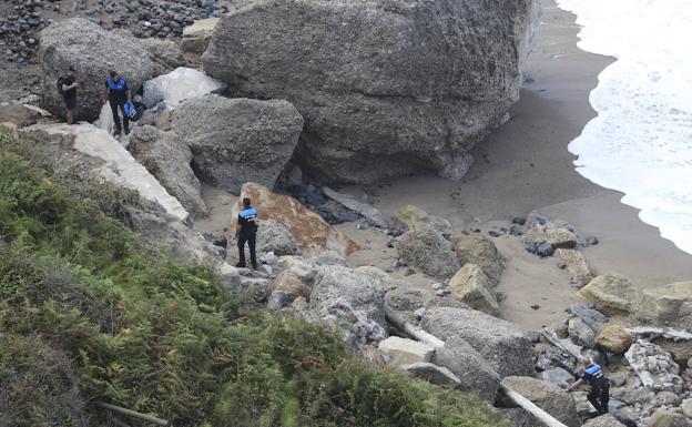 La Policía Local rescata a un hombre en la playa de Serín