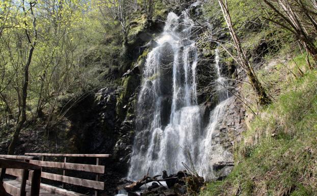 Ruta a la Cascada de Xurbeo