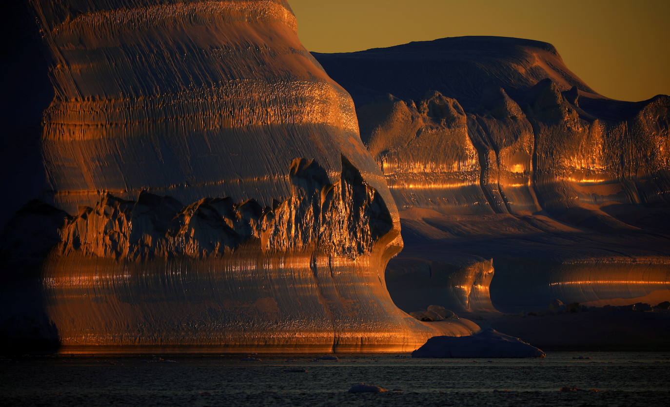 El espectáculo de la puesta de sol en el hielo