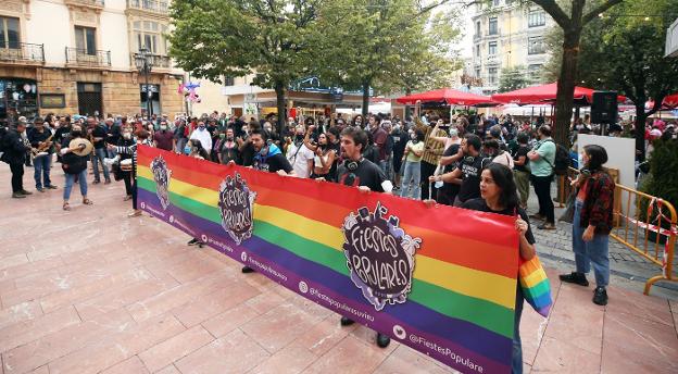 Decenas de personas se concentran al grito de «basta ya del hilo musical»