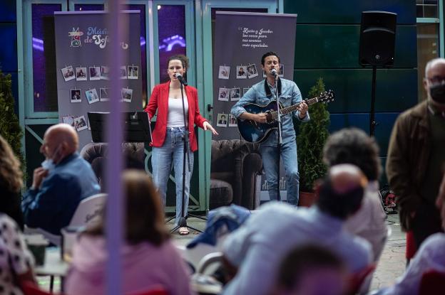 Música de Sofá actúa en la Herradura