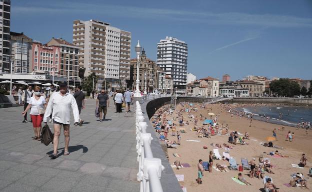 La playa de San Lorenzo, reabierta al baño tras desactivarse el protocolo por eventos contaminantes