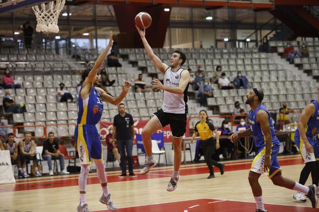 El Unicaja gana un entretenido duelo (97-92)