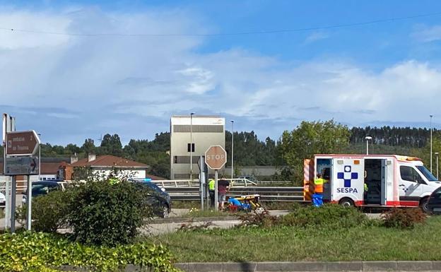 Herido un ciclista al ser atropellado por un coche en la rotonda de acceso a Parque Astur
