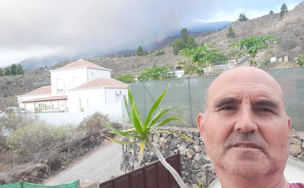 «¡Mira el ruido que hace, es espectacular!»: Un asturiano muestra la erupción del volcán de La Palma