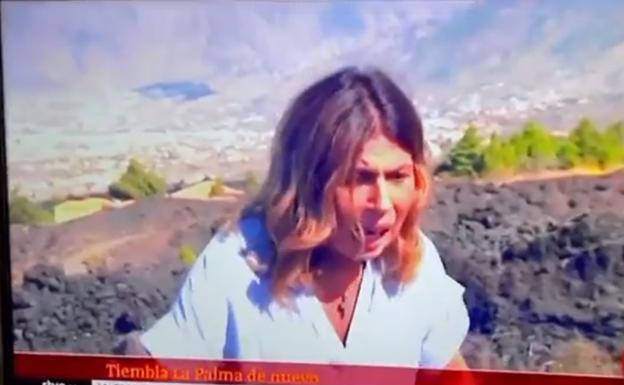 El temblor más fuerte registrado en La Palma sorprende a una periodista en pleno directo