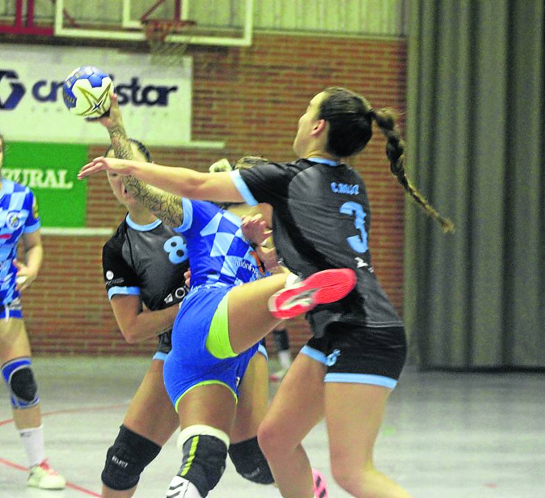 El Oviedo impuso su mayor oficio en el duelo de rivalidad local (21-24)