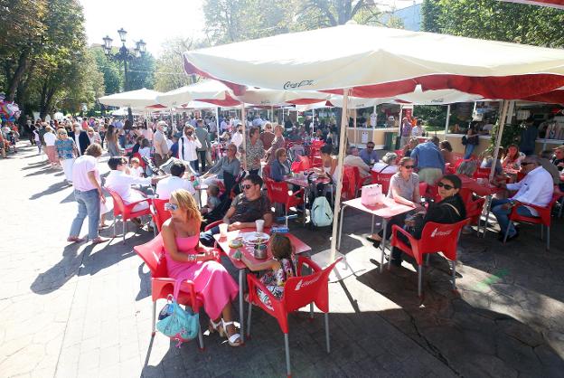 Perritos, hamburguesas, piruletas de cachopo y bocatas, la dieta de San Mateo