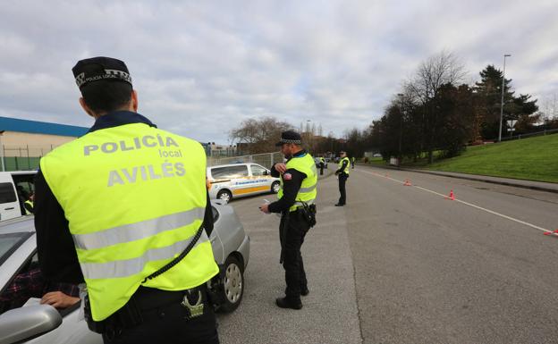 Un conductor da positivo en cinco tipos de drogas tras huir de la Policía Local en Avilés