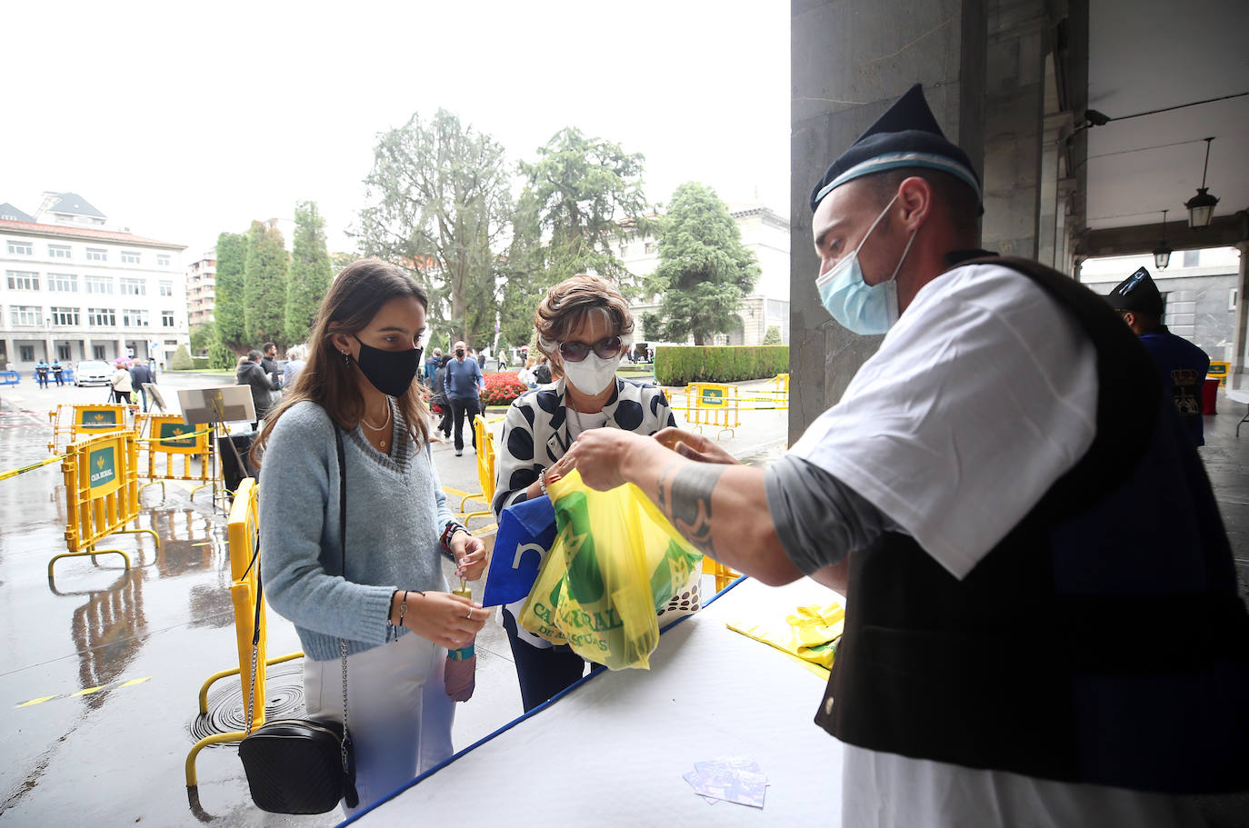 Día grande de San Mateo en Oviedo con el reparto del bollo y la misa