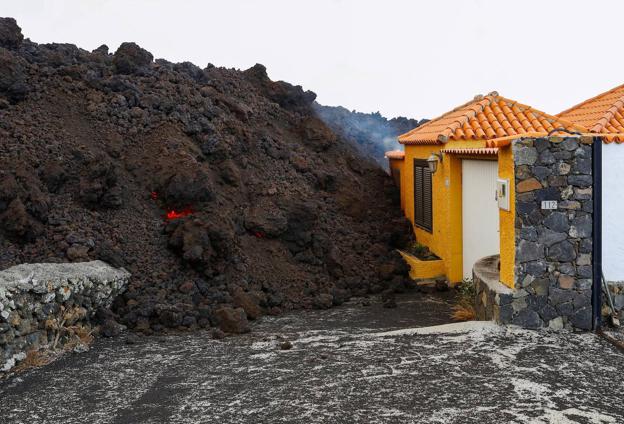 «Esperamos que no cambie la dirección de la lava para que no pille nuestra casa»