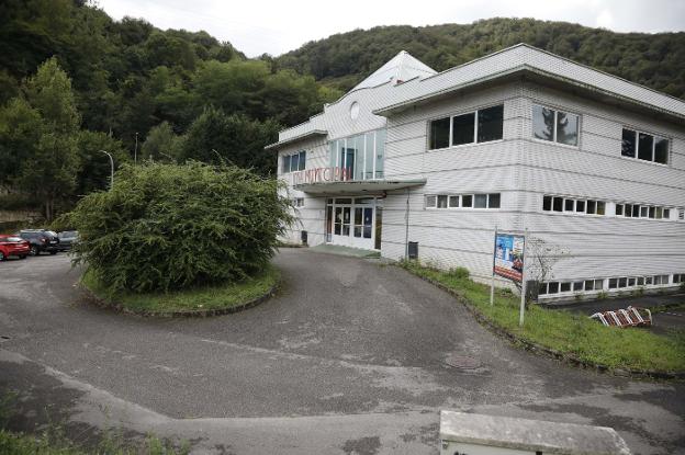 La falta de presupuesto impide abrir la piscina de Sotrondio tras dieciocho meses cerrada