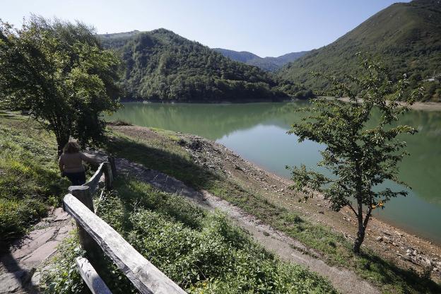 Los trámites administrativos retrasan el permiso para navegar en el embalse de Tanes