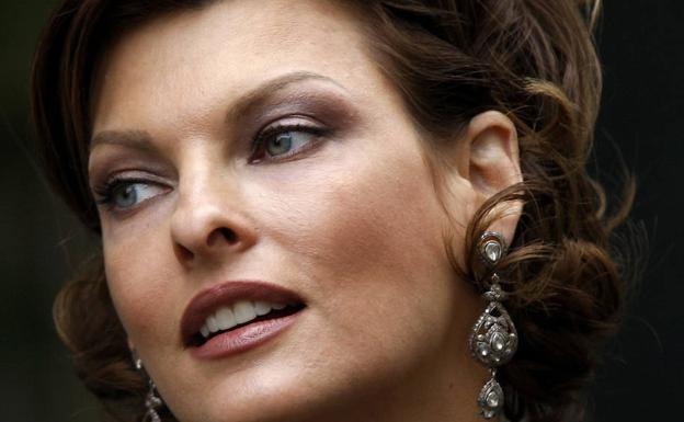 Linda Evangelista, «totalmente desfigurada» tras un tratamiento estético