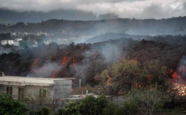 Primeras restricciones del espacio aéreo de La Palma por la ceniza del volcán