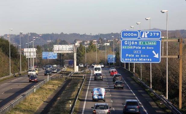 Un choque en cadena en la A-8 en Gijón provocó el corte de la vía cerca de una hora