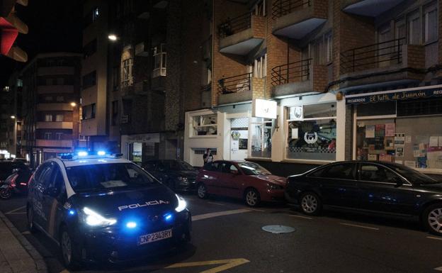 Un cristal de un espejo roto, la posible arma usada por el hombre que agredió a su pareja