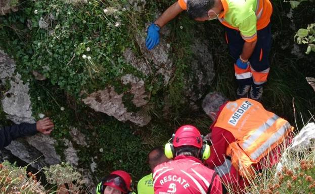 Rescatado un senderista en Laviana tras permanecer casi dos horas en una grieta en Campa Gües