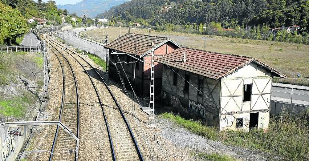 Aníbal Vázquez ve «viable» la estación del AVE en Reicastro, pero si Asturias la necesita