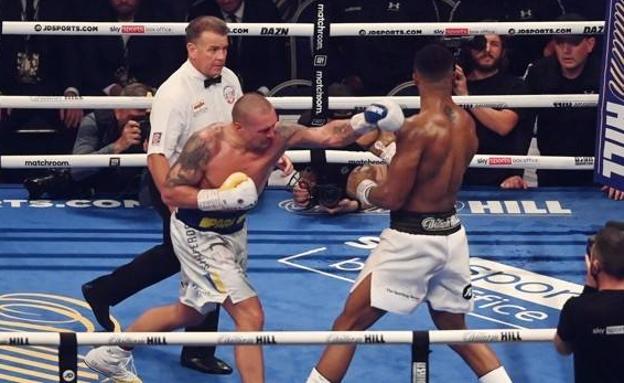 Así fue la avalancha de golpes de Usyk que dejó a Joshua al borde del KO