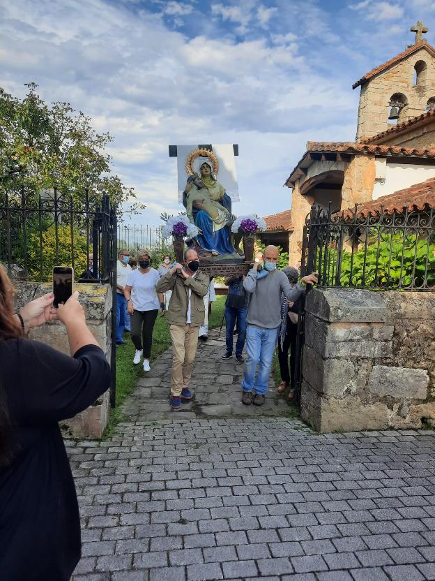 Despejan la iglesia de Villanueva para renovar el suelo
