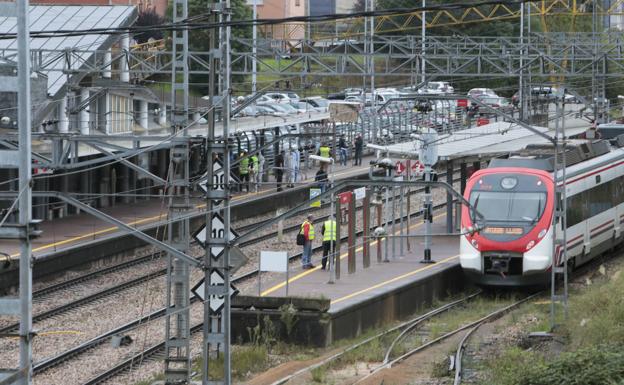 El tren entre Oviedo y Gijón, cortado hora y media tras precipitarse un joven a las vías en Lugones