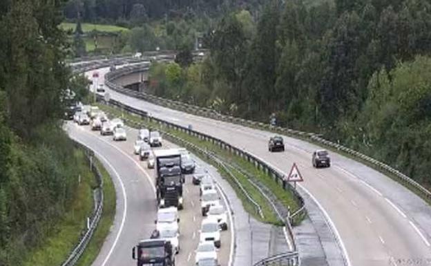 Un accidente provoca hasta seis kilómetros de retenciones en la autopista 'Y' en sentido Oviedo