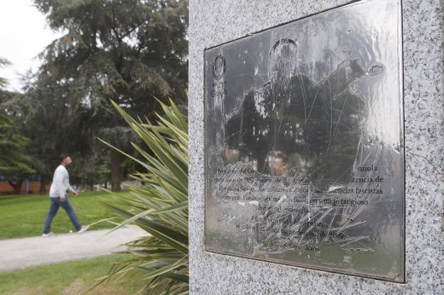 Destrozan las placas del parque y del monumento en recuerdo de Juan Negrín