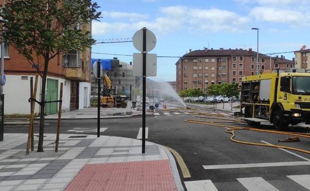 Una fuga de gas en Lugones obliga a desalojar tres edificios, confinar un instituto y cerrar tres calles