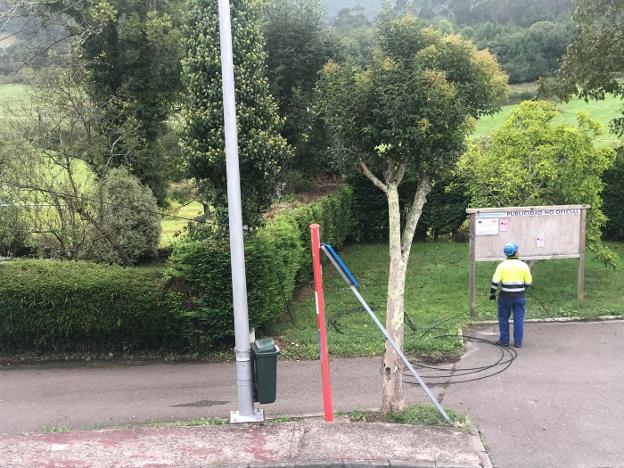 Comienza la instalación de fibra óptica en el entorno de Grullos
