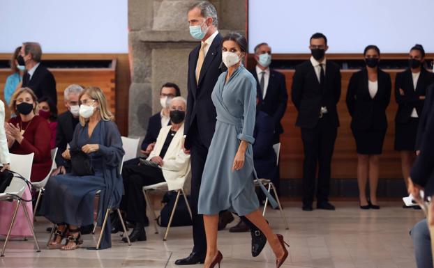 Doña Letizia, con un look de Adolfo Domínguez en los Premios Nacionales de Cultura