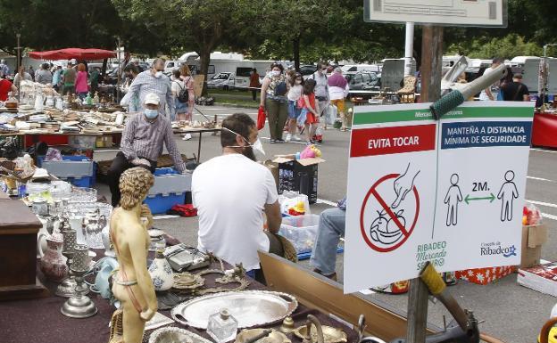 Los puestos de segunda mano vuelven a su lugar habitual en el Rastro de Gijón