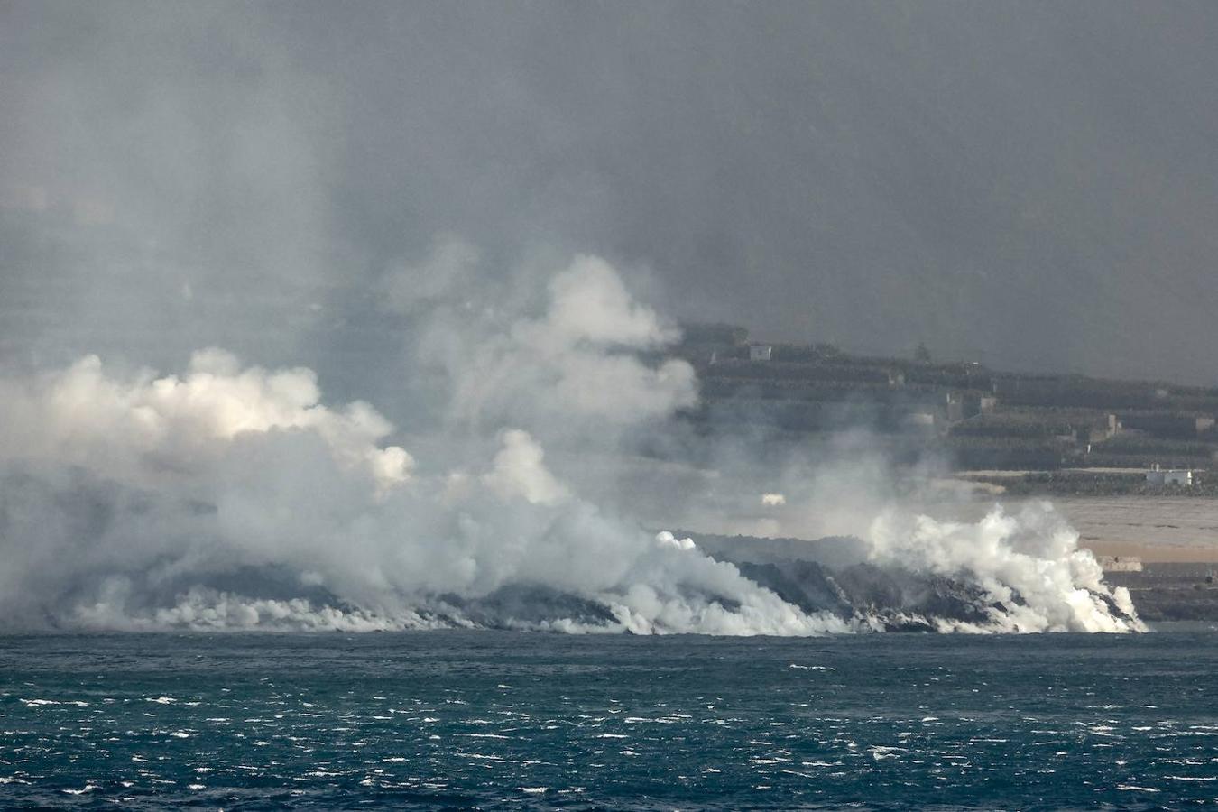 La lava del volcán Cumbre Vieja llega al mar