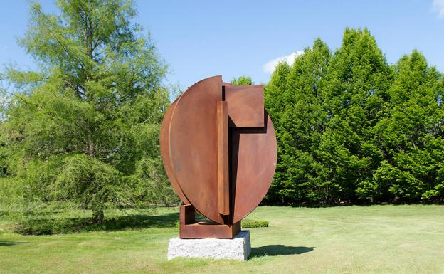 La Universidad de Oviedo incorpora a su patrimonio artístico una escultura de Canogar