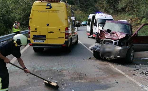 Tres heridos tras colisionar dos turismos en Cangas del Narcea