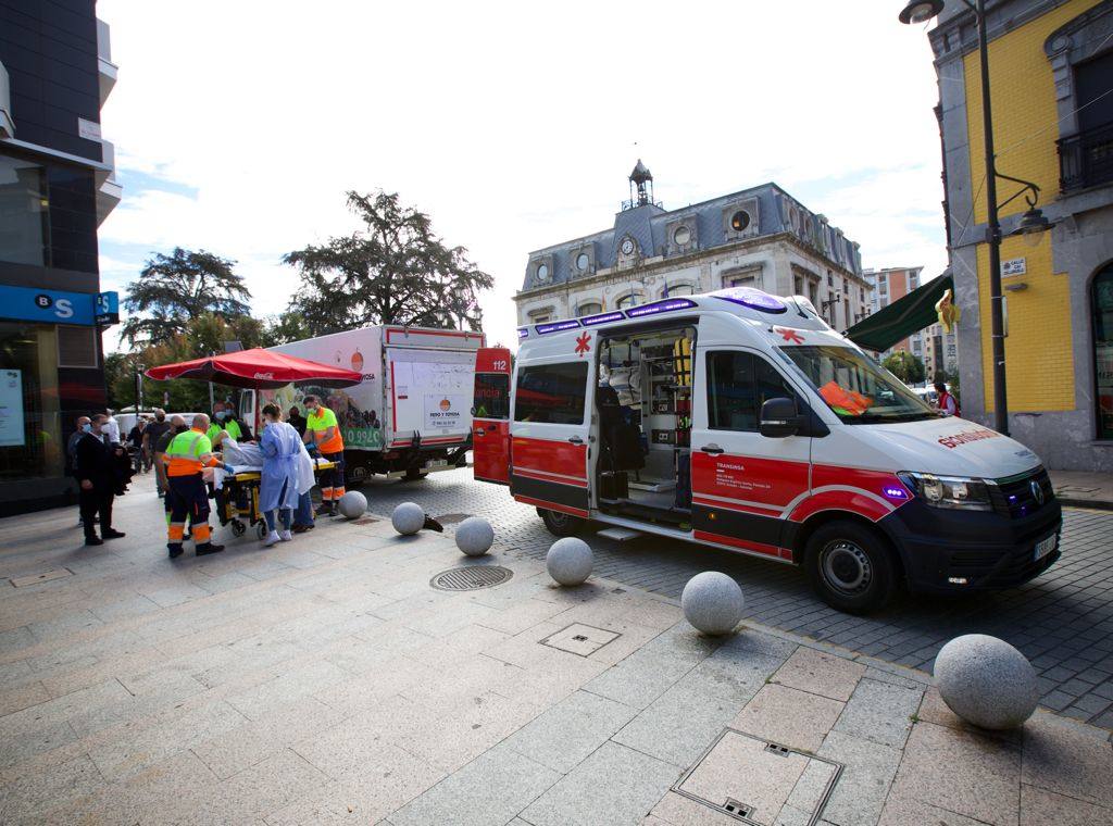 Salvan a un repartidor en Pola de Siero con el brazo atrapado por su camión