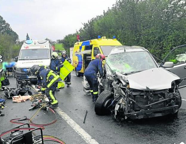 Un choque entre un coche y un camión deja tres heridos en Nava