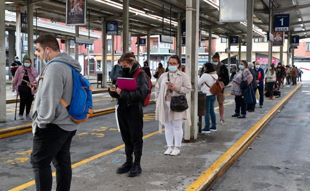 Largas colas de viajeros en la cuarta jornada de huelga de ALSA