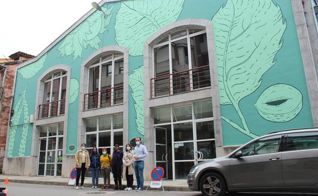 Un mural para exhibir la «identidad» de la ablana en la plaza de abastos de Infiesto