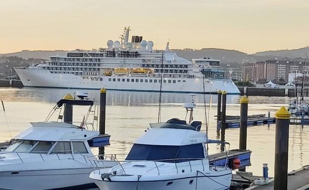 Lujo a flote en la ría de Avilés