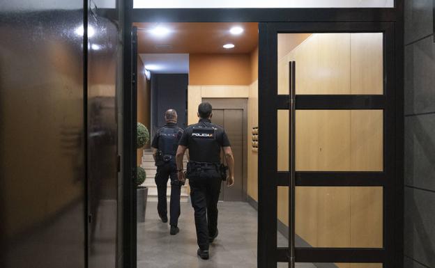 El acusado de atacar con un arma blanca a su novia en Gijón afronta tres años de cárcel