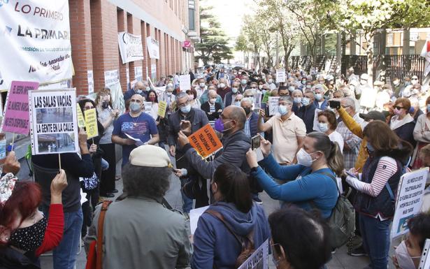 Encierro vecinal en Gijón para reclamar que todos los centros de salud abran por la tarde