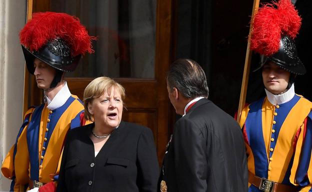 Merkel se despide del papa y Draghi durante su viaje a Roma