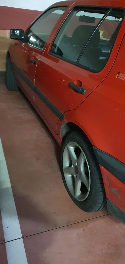 Ataques vandálicos contra un autobús y varias máquinas expendedoras de Alsa