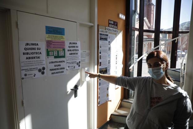 El cierre desde julio de la biblioteca de Blimea, por baja médica, indigna a los vecinos
