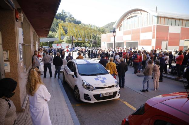 Vecinos de Sotrondio y Blimea se concentran para exigir «una sanidad pública de calidad»