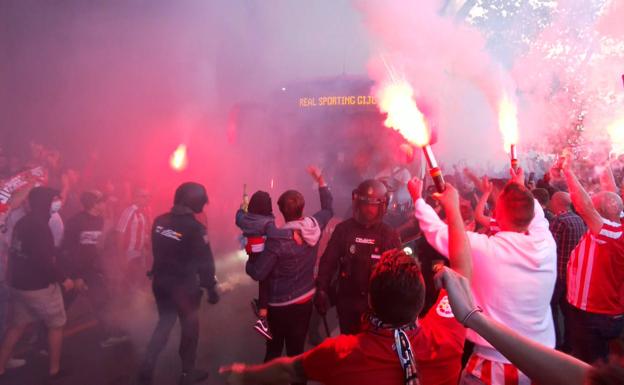 Vídeo | La Mareona hace vibrar al Sporting en su salida hacia Oviedo