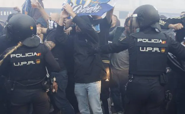 Somos pide explicaciones por la «violencia policial» contra aficionados del Real Oviedo antes del derbi