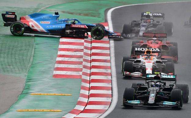 El enfado de Fernando Alonso tras perder 12 puestos: «¡Vaya estúpido es Gasly!»