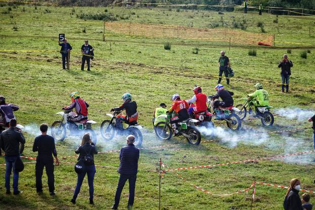 Motos clásicas de toda Europa 'invaden' Colombres en su décimo rally